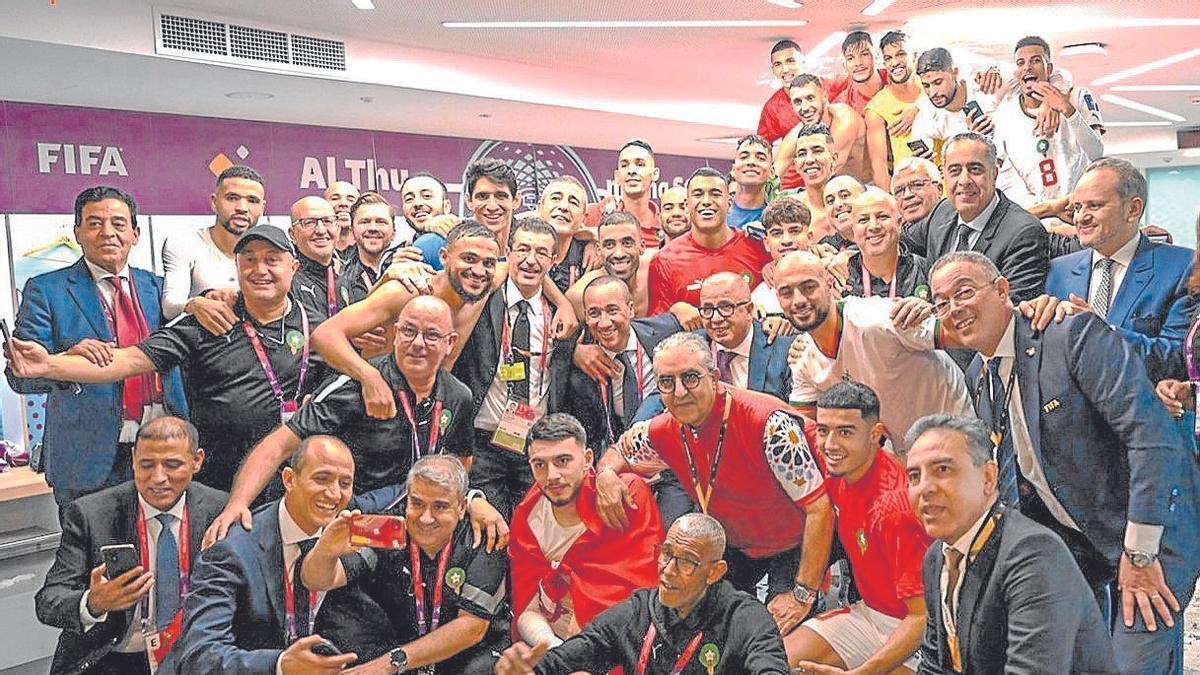 Los componentes de la selección marroquí celebran su clasificación.