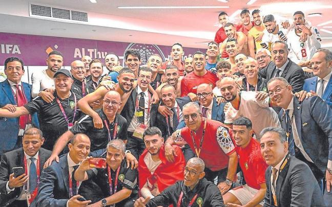 Los componentes de la selección marroquí celebran su clasificación.