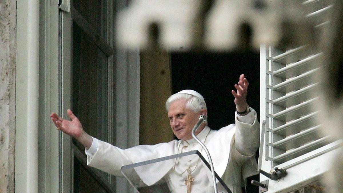 Benedicto XVI se dirige a los fieles en la Plaza de San Pedro en una foto de 2005.