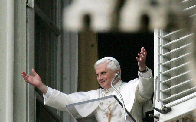 Benedicto XVI se dirige a los fieles en la Plaza de San Pedro en una foto de 2005.