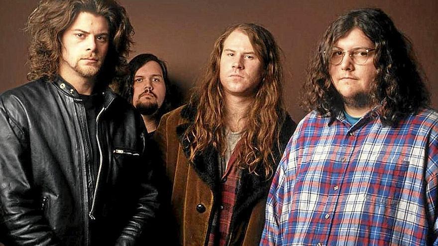 Mark Lanegan, con su larga melena, al frente de Screaming Trees.