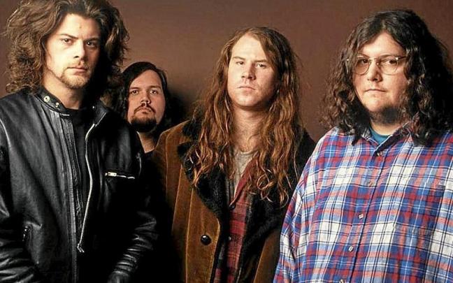 Mark Lanegan, con su larga melena, al frente de Screaming Trees.