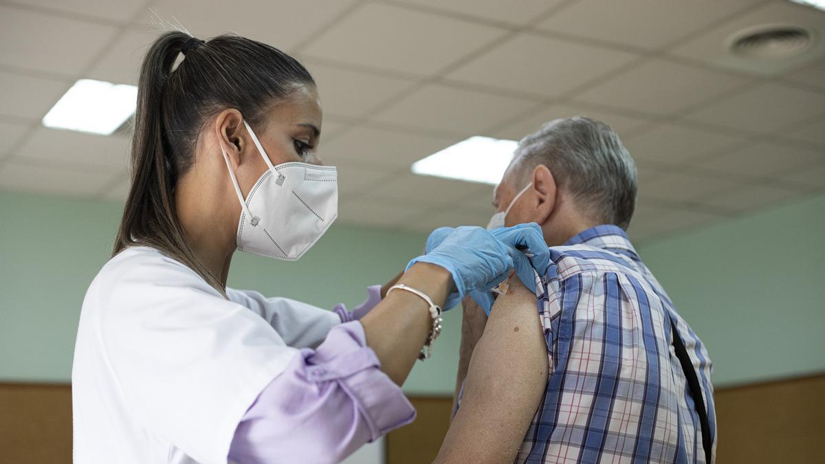 El 70 % de la población mundial está vacunada, y se han administrado 13.000 millones de dosis.