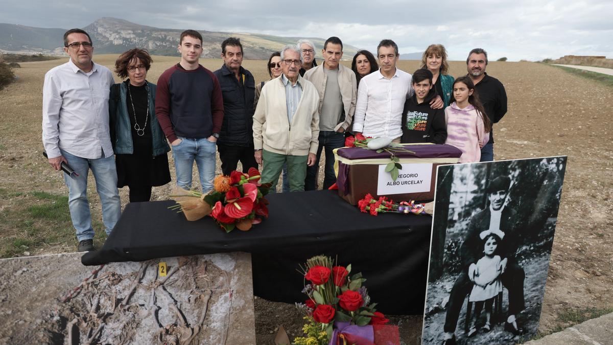 Los familiares de Gregorio Albo Urcelay, reunidos para recoger sus restos exhumados.