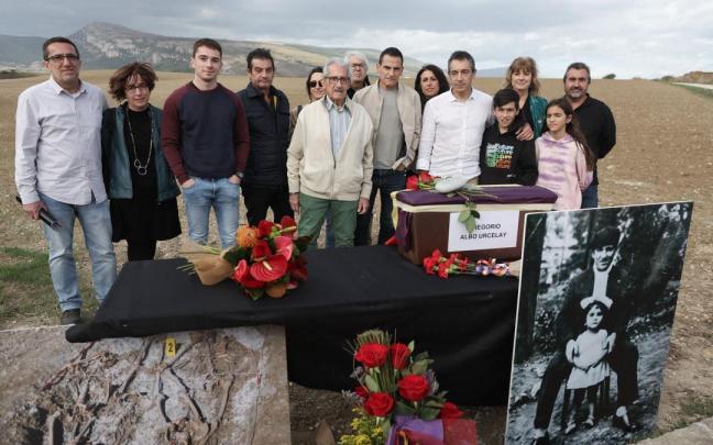 Los familiares de Gregorio Albo Urcelay, reunidos para recoger sus restos exhumados.