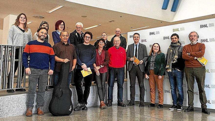 Ignacio Apeztegu&iacute;a, con la direcci&oacute;n del Servicio de Bibliotecas y participantes en la programaci&oacute;n. | FOTO: CEDIDA