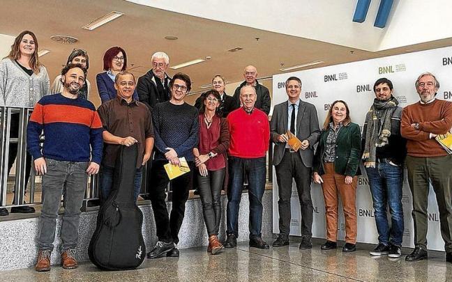 Ignacio Apeztegu&iacute;a, con la direcci&oacute;n del Servicio de Bibliotecas y participantes en la programaci&oacute;n. | FOTO: CEDIDA