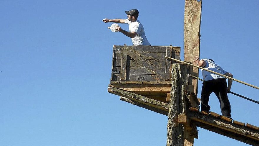 Un palomero lanzando la ‘makila’ o ‘karrote’ tradicional. | FOTO: DIARIO DE NOTICIAS