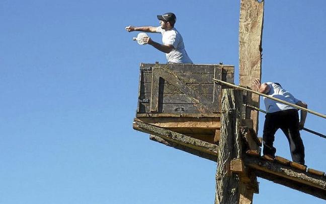 Un palomero lanzando la ‘makila’ o ‘karrote’ tradicional. | FOTO: DIARIO DE NOTICIAS