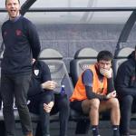 &Aacute;lex Pallar&eacute;s da instrucciones a sus jugadores durante un partido en Lezama.