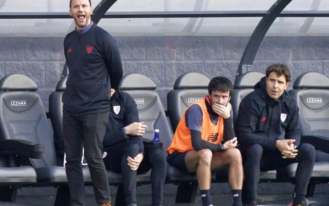 Álex Pallarés da instrucciones a sus jugadores durante un partido en Lezama. Álex Pallarés da instrucciones a sus jugadores durante un partido en Lezama.