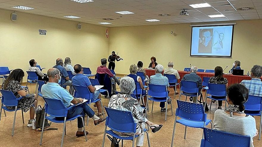 Vecinos en la sala Lanton de la casa de cultura durante un evento cultural.