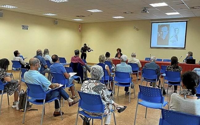 Vecinos en la sala Lanton de la casa de cultura durante un evento cultural.