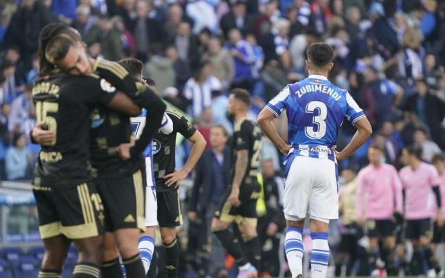Zubimendi lamenta el empate final mientras Aidoo y Mingueza se abrazan.