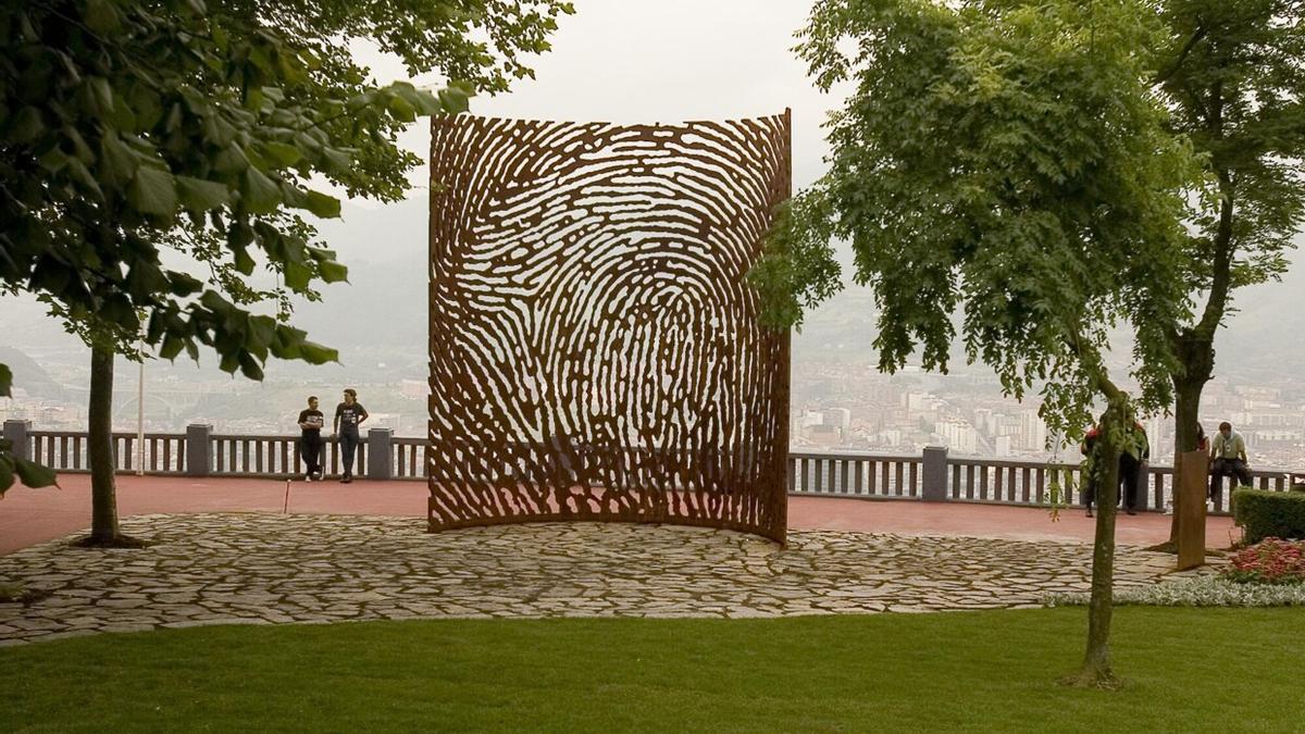 Una escultura honra la memoria de los combatientes vascos en la Guerra Civil en Artxanda.