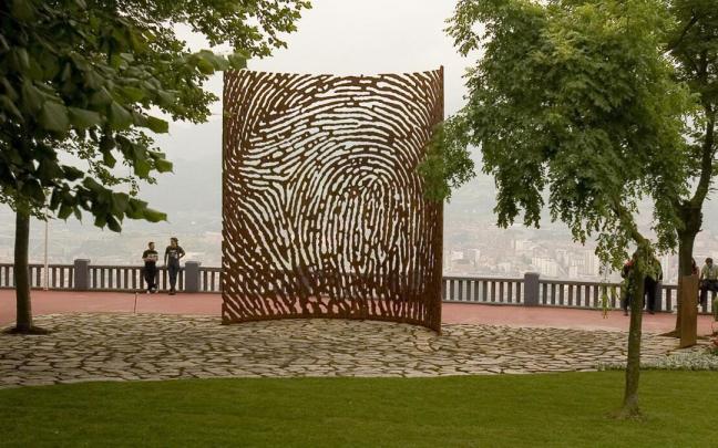 Una escultura honra la memoria de los combatientes vascos en la Guerra Civil en Artxanda.