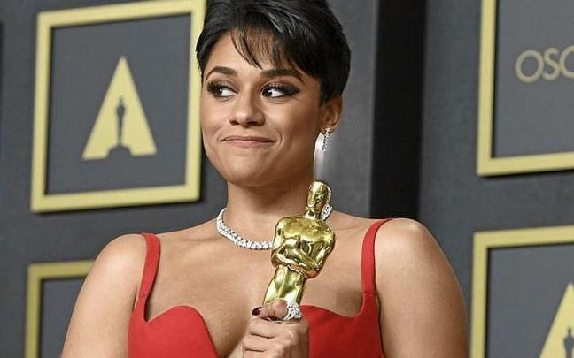 Ariana DeBose con su Óscar por ‘West Side Story’.