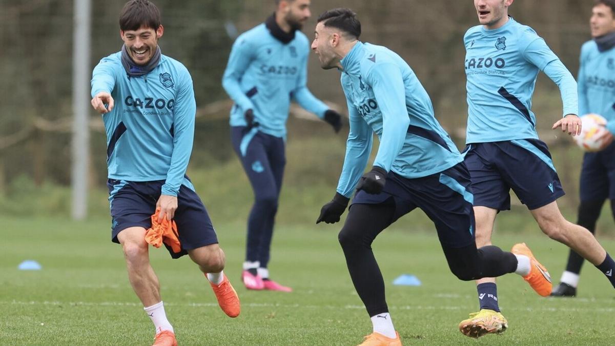 David Silva bromea con Diego Rico durante el entrenamiento de este martes en Zubieta, antes de caer lesionado