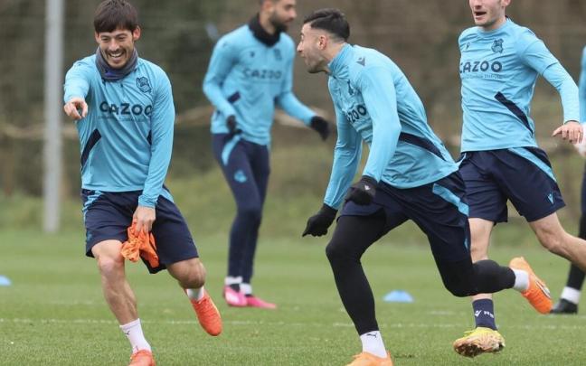 David Silva bromea con Diego Rico durante el entrenamiento de este martes en Zubieta, antes de caer lesionado David Silva bromea con Diego Rico durante el entrenamiento de este martes en Zubieta, antes de caer lesionado