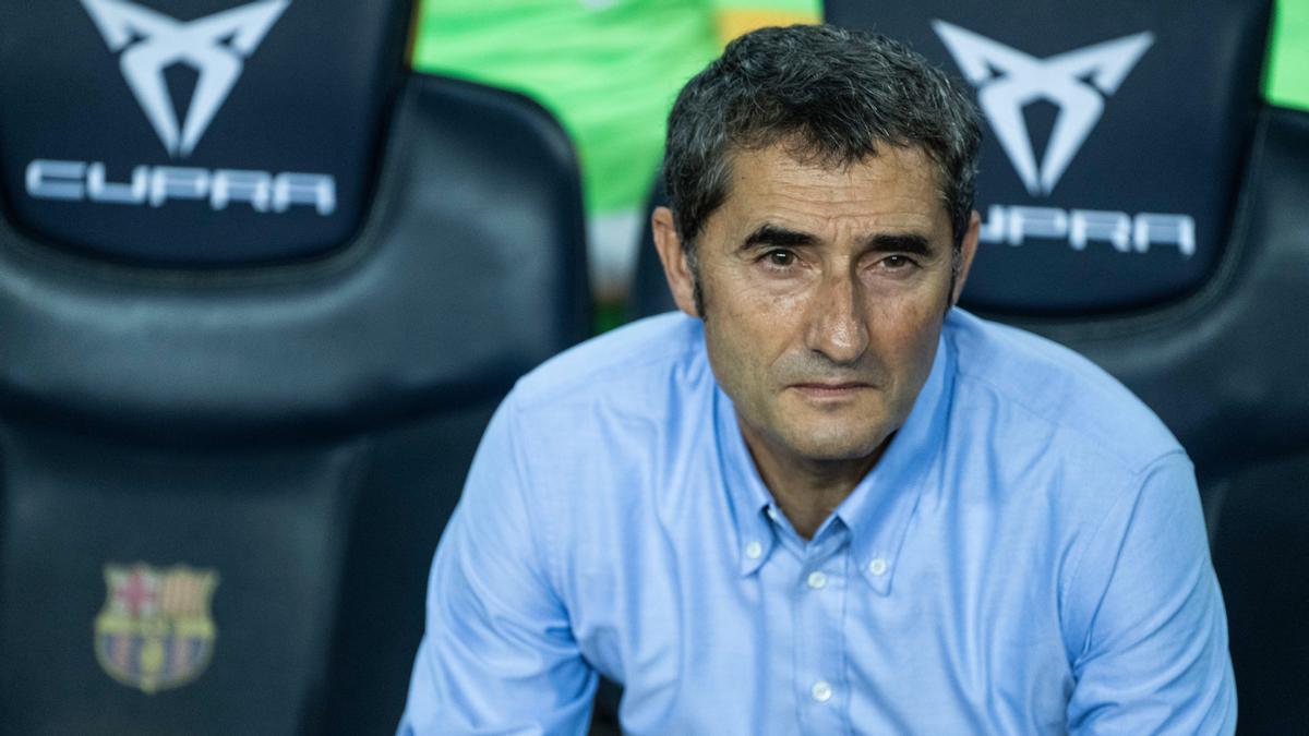 Ernesto Valverde, sentado en el banquillo del Camp Nou.