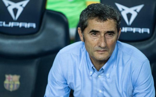 Ernesto Valverde, sentado en el banquillo del Camp Nou.