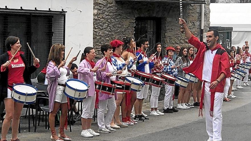 El desayuno y posterior tamborrada matutina volvieron a iniciar la alegre jornada de las peñas lesakarras.