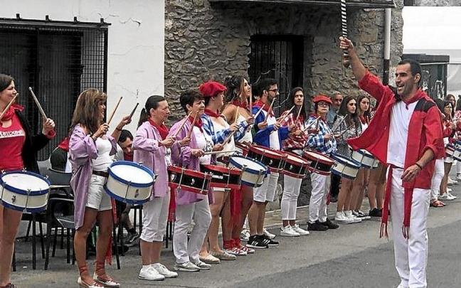El desayuno y posterior tamborrada matutina volvieron a iniciar la alegre jornada de las peñas lesakarras.