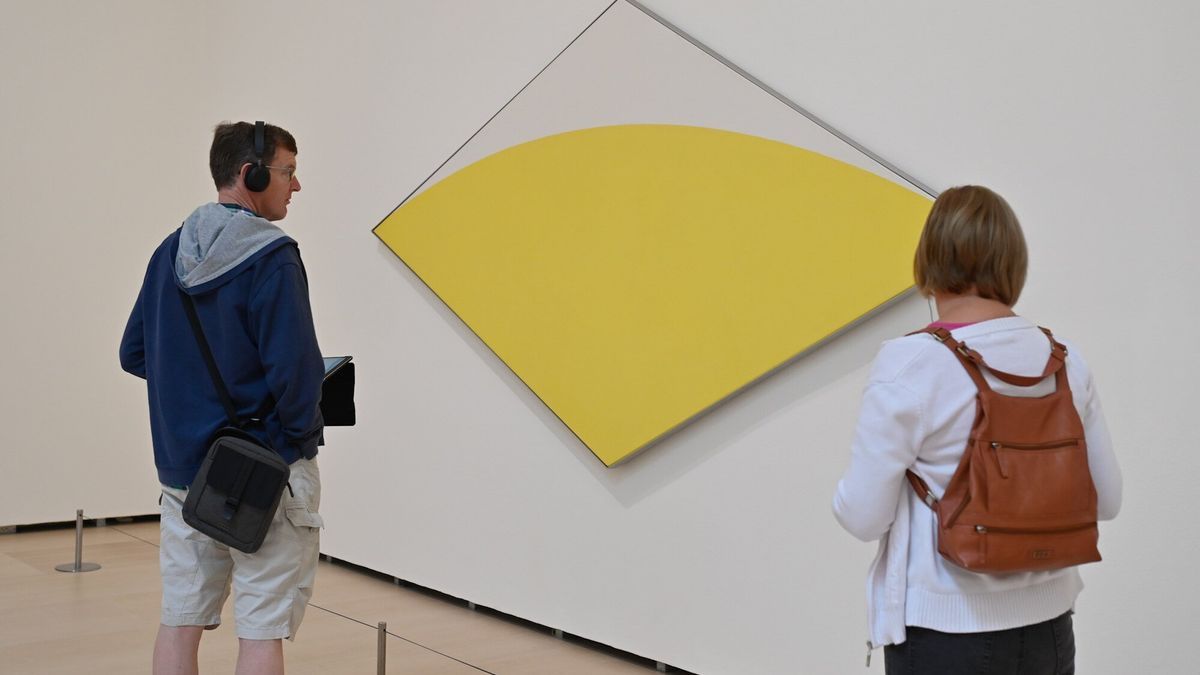 Dos personas contemplan la obra 'Curva amarilla', de Ellsworth Kelly, adquirida por el Guggenheim Bilbao