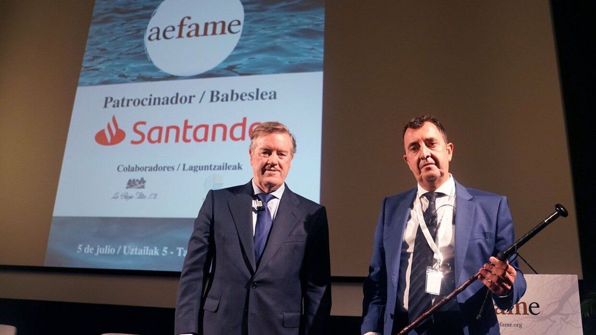 Sendagorta cede la makila de la presidencia de Aefame a Lazagorta.