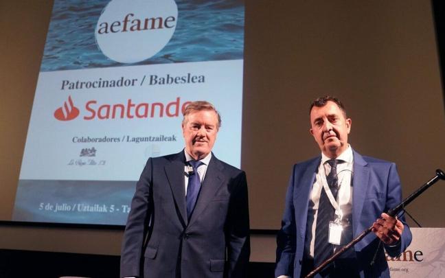 Sendagorta cede la makila de la presidencia de Aefame a Lazagorta.