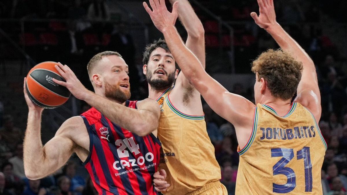 Costello protege el balón ante Abrines y Jokubaitis