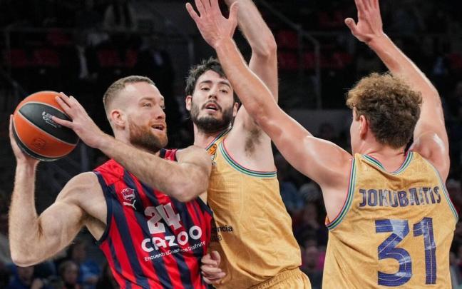Costello protege el balón ante Abrines y Jokubaitis Costello protege el balón ante Abrines y Jokubaitis