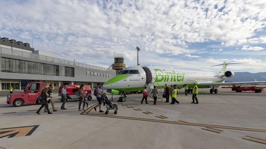 Pasajeros suben a un avión de la compañía Binter en el Aeropuerto de Pamplona.