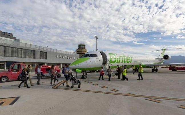 Pasajeros suben a un avión de la compañía Binter en el Aeropuerto de Pamplona. Pasajeros suben a un avión de la compañía Binter en el Aeropuerto de Pamplona.
