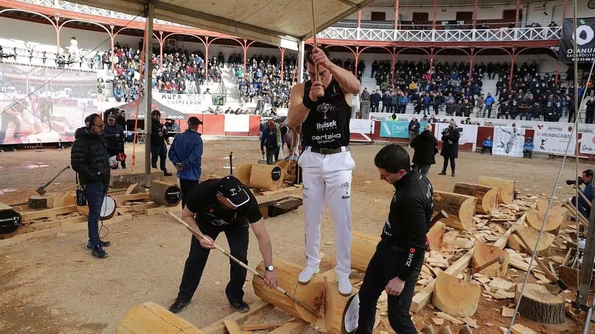 Apuesta entre aizkolaris, Iker Vicente contra Mikel Larrañaga. Plaza de toros de Tolosa.