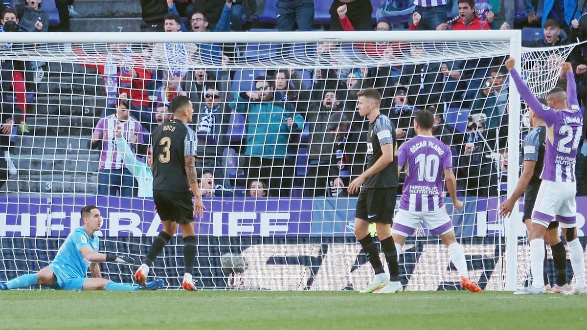 Los jugadores del Valladolid celebran el primer gol al Elche.