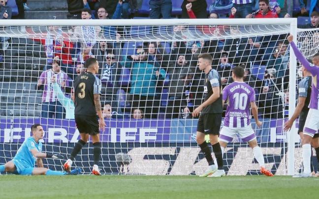 Los jugadores del Valladolid celebran el primer gol al Elche.