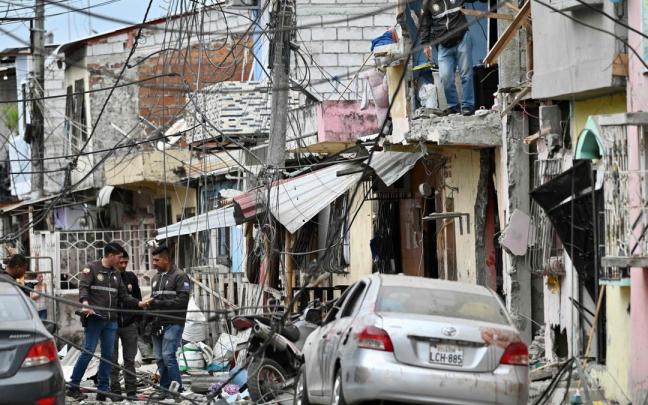 Miembros de la Policía Nacional trabajando en el lugar de la explosión en Ecuador.