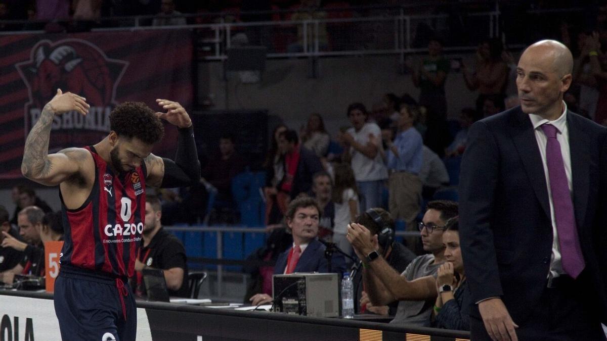 Peñarroya observa a Howard, en un momento de un partido