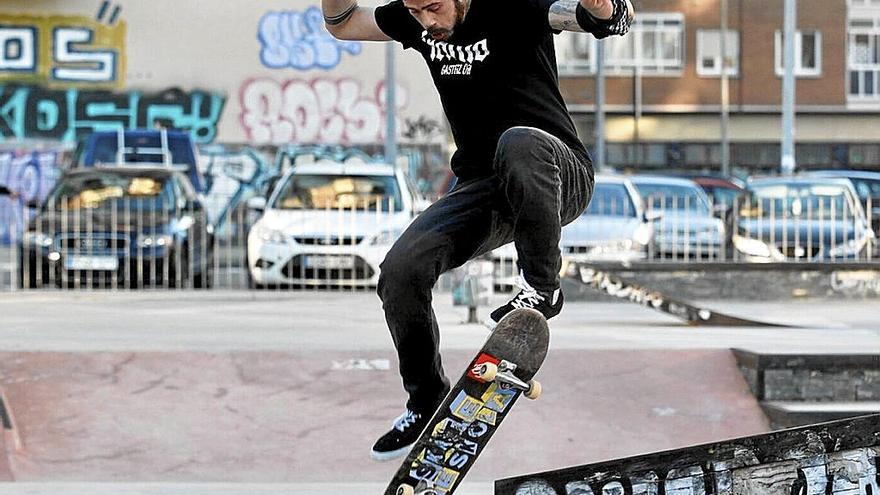 Joven en monopatín, ayer en Vitoria. | FOTO: PILAR BARCO