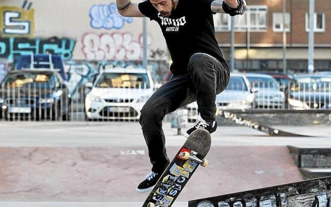 Joven en monopatín, ayer en Vitoria. | FOTO: PILAR BARCO