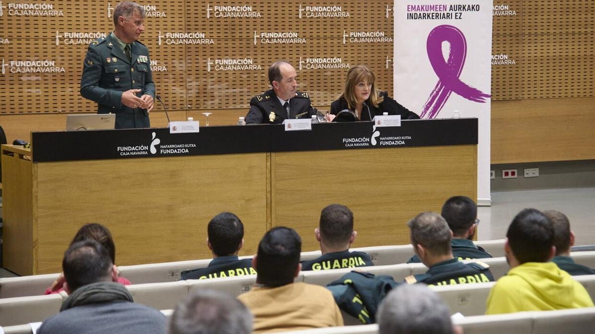 Óscar Silva (Guardia Civil), Jesús Mari González (Policía Nacional) y Estrella Lamadrid, en Civican en la jornada de formación de este martes.