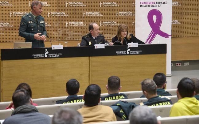 &Oacute;scar Silva (Guardia Civil), Jes&uacute;s Mari Gonz&aacute;lez (Polic&iacute;a Nacional) y Estrella Lamadrid, en Civican en la jornada de formaci&oacute;n de este martes.