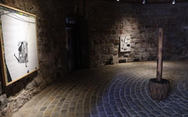 Imagen de la instalación de Abigail Lazkoz en el Horno, en torno al concepto de sombra.