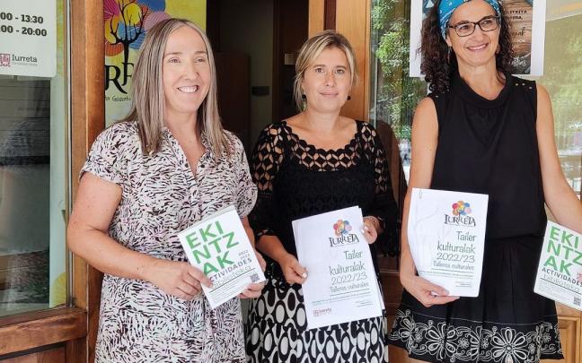 Responsables de Ibarretxe Kultur Etxea, junto a la concejala Zorione Fundazuri. Responsables de Ibarretxe Kultur Etxea, junto a la concejala Zorione Fundazuri.