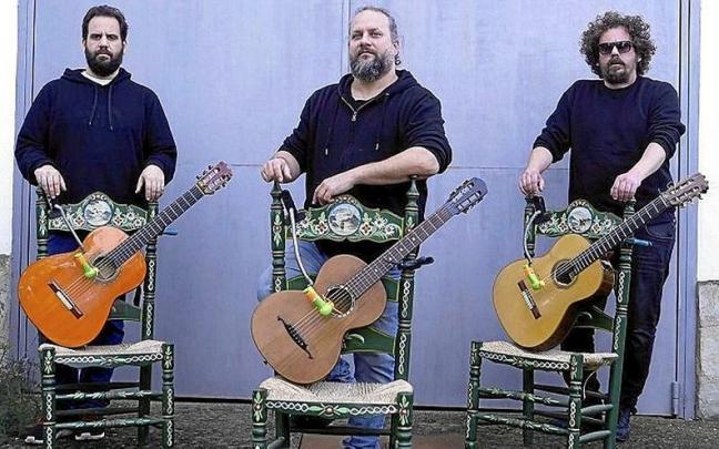 Raúl Cantizano, en el centro, junto con Pedro y Benito Jiménez.