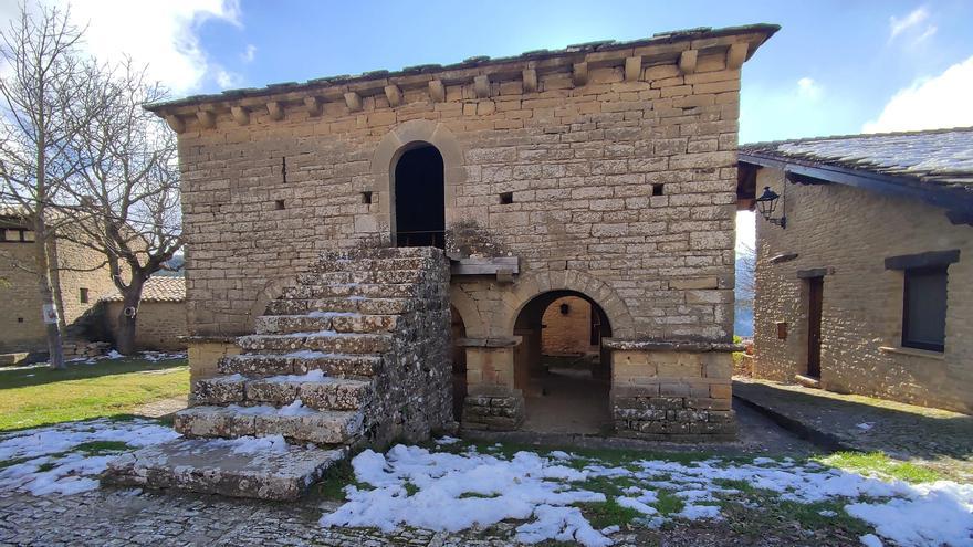 El horreo de Iracheta es uno de los pocos ejemplos de un edificio para uso común.
