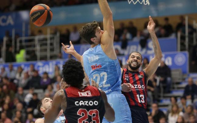Thompson pierde el balón ante Happ en una entrada a canasta Thompson pierde el balón ante Happ en una entrada a canasta