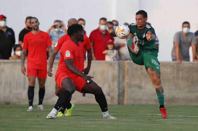 El Chimy controla el balón