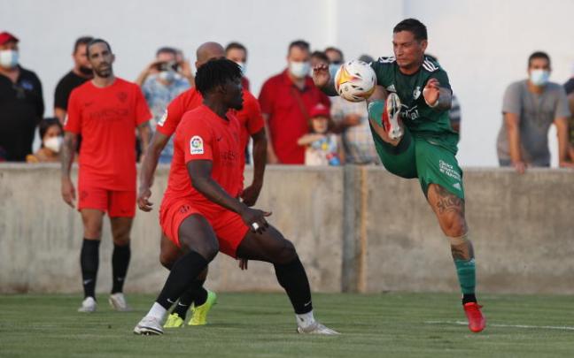 El Chimy controla el balón